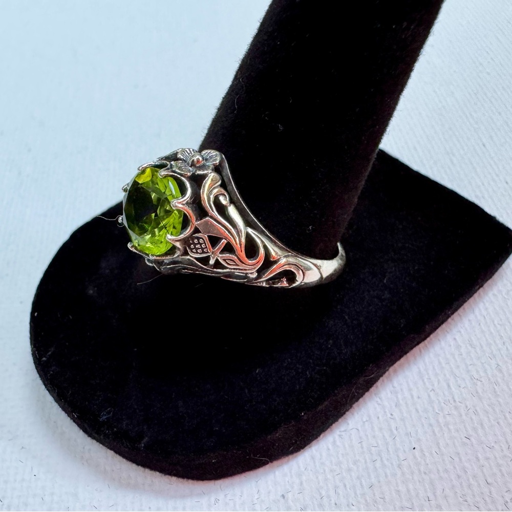 Elegant Green Peridot Silver Ring - Picture 3 of 5